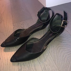 Tesori classy black flat pointy toe sandals
